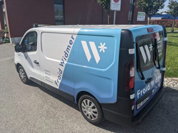 Camionnette bleue et blanche, Froid Widmer.