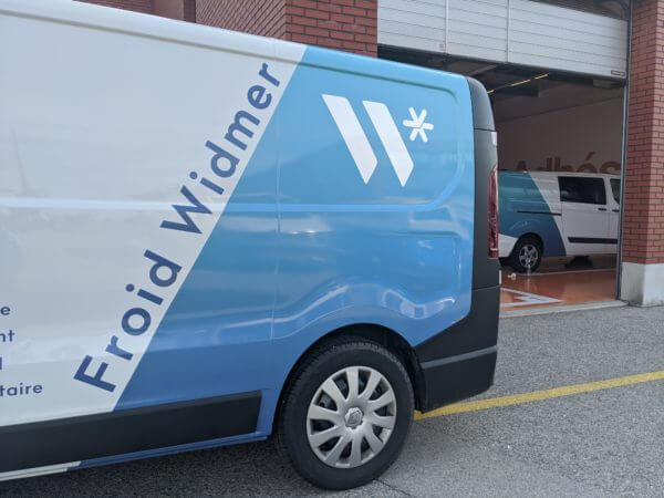 Deux camionnettes de Froid Widmer garées.