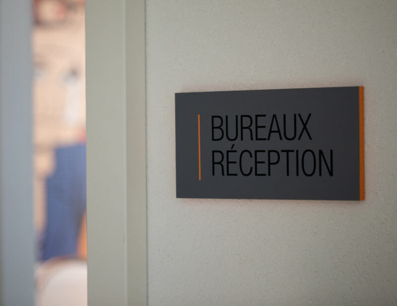 Signalétique d'un bureau fixé à une porte