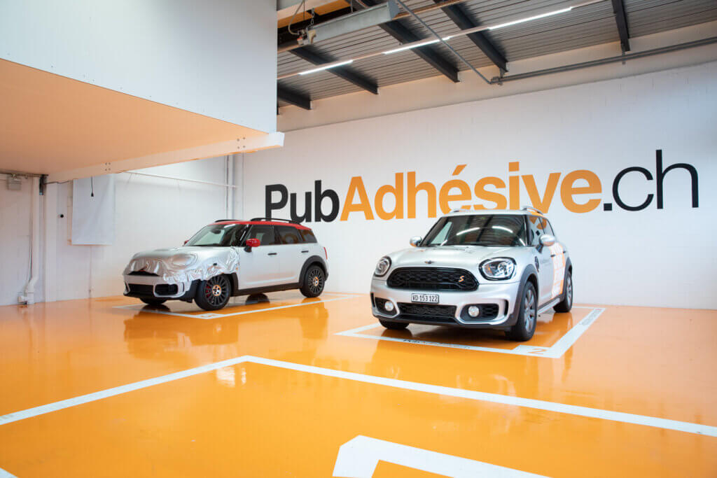 Photo de l'atelier de PubAdhesive avec deux voitures