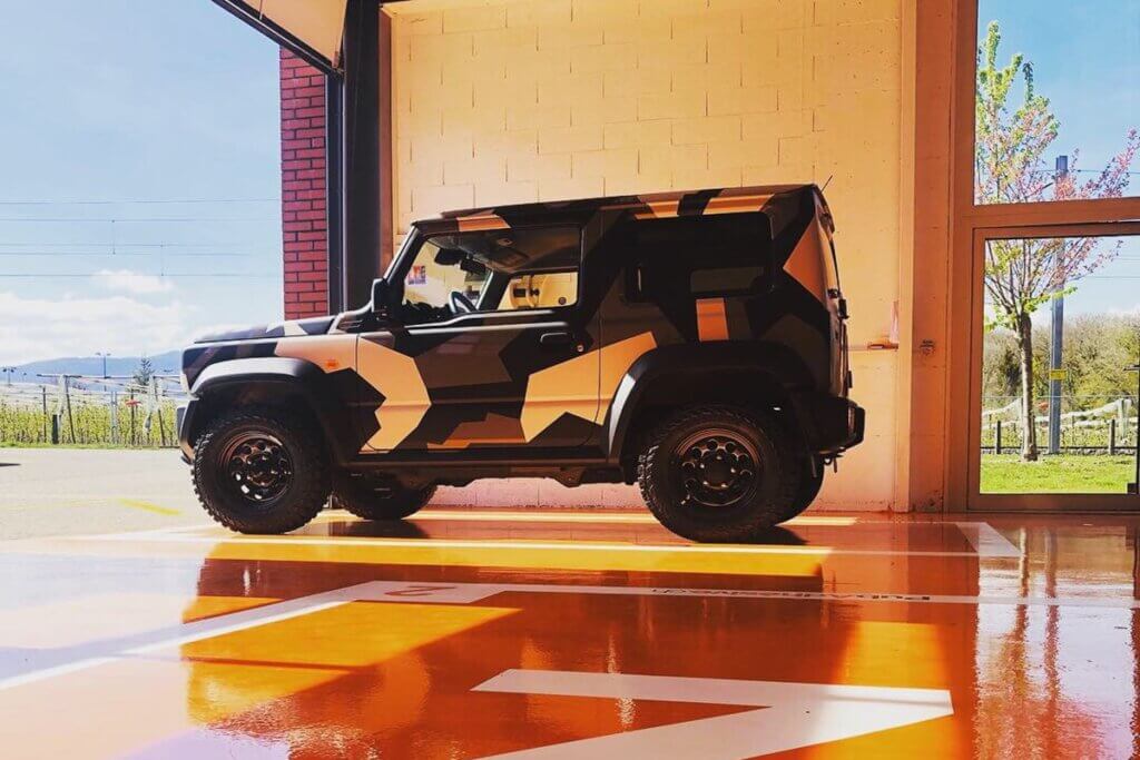 Photo en vue de côté du total covering du véhicule Suzuki Jimny
