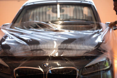 Voiture avec film de protection appliqué sur capot.