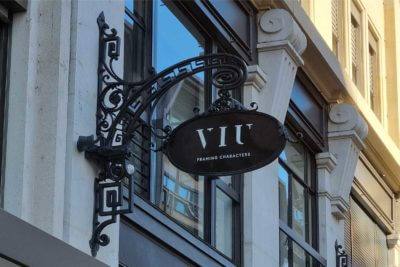 Enseigne de magasin VIU sur bâtiment.