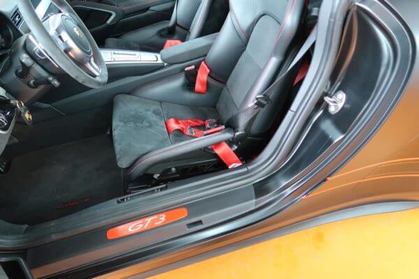 Intérieur d'une voiture GT3 avec sièges en cuir.