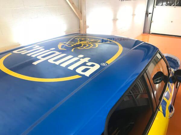 Voiture décorée avec logo Chiquita.