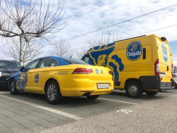Véhicules jaunes décorés avec logo Chiquita.