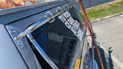Autocollant texte sur lunette arrière de voiture vintage.