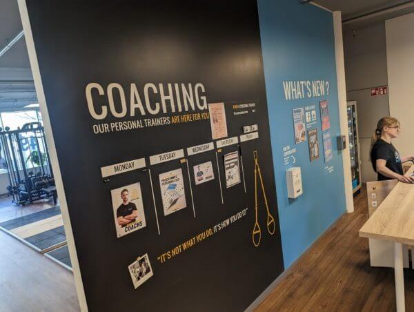 Mur de coaching avec horaires d'entraîneurs personnels.