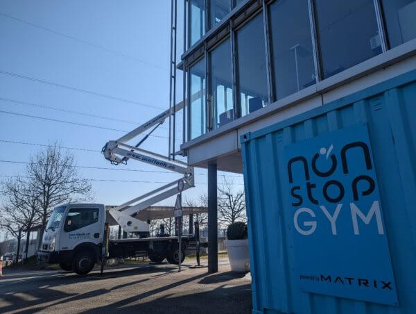 Camion nacelle près de Non Stop Gym.