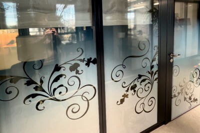 Portes vitrées avec motifs floraux décoratifs.