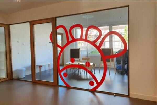 Porte vitrée avec dessin rouge amusant.
