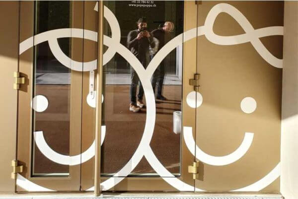 Porte avec motifs souriants réfléchis.