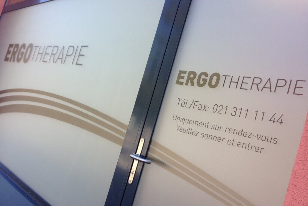 Porte avec information sur ergothérapie et contacts.