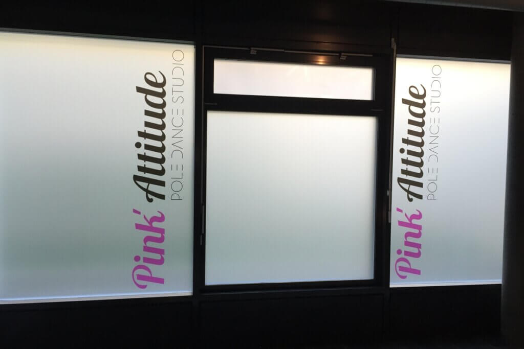 Devanture Pink Attitude Pole Dance Studio.