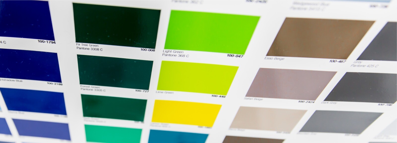 Palette couleurs Pantone variée avec verts, gris.