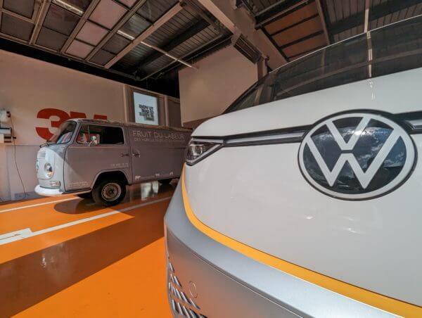 Véhicules Volkswagen stationnés dans un garage moderne.