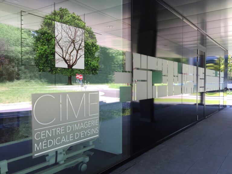 Centre d'imagerie médicale moderne avec vitrine.