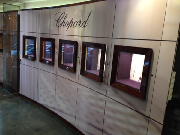 Vitrine Chopard vide dans un magasin de luxe.