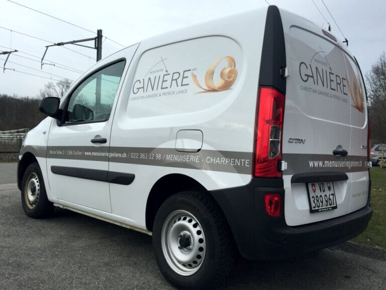Camionnette de menuiserie Ginière sur la route.