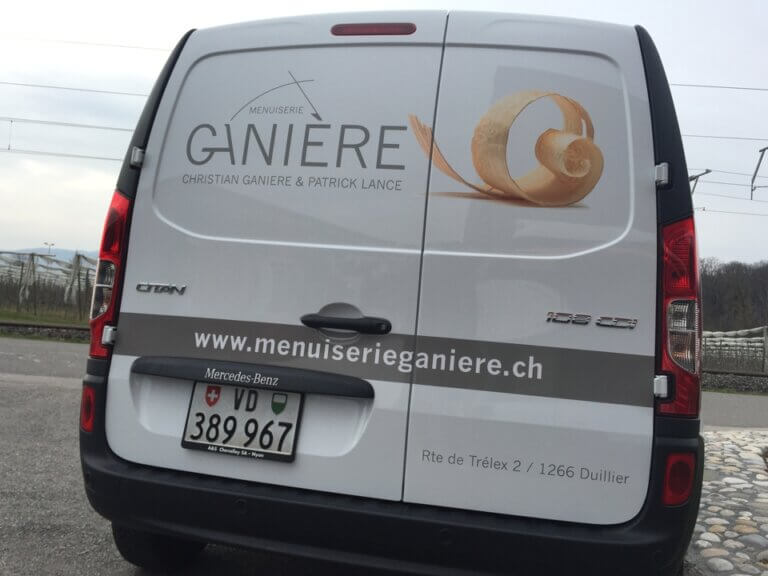 Camionnette menuiserie avec site web et adresse.