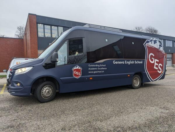 Bus scolaire de l'école Geneva English School.