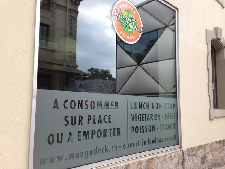 Vitres avec publicité restaurant.