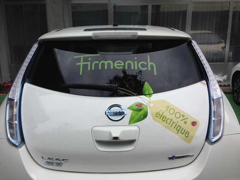Voiture électrique Nissan avec autocollant "100% électrique".