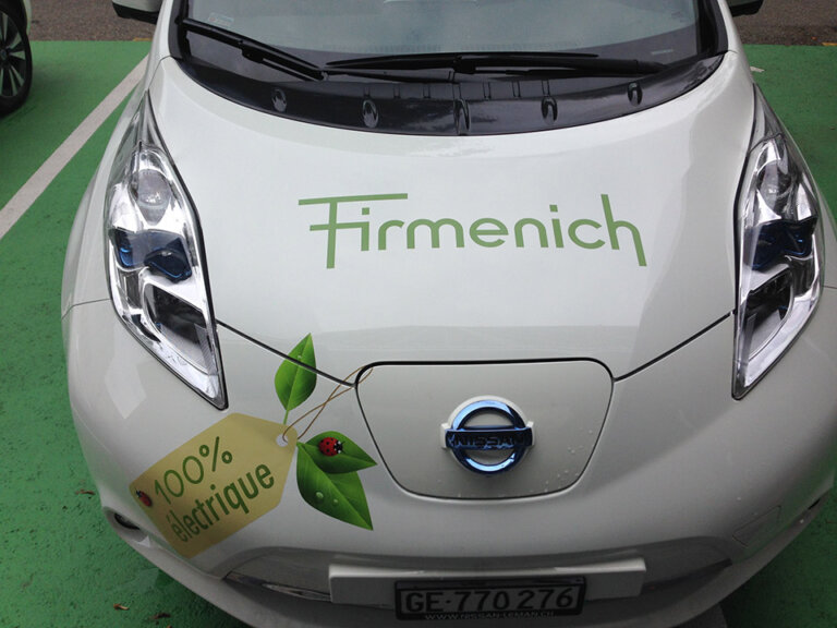 Voiture électrique avec logo Firmenich.