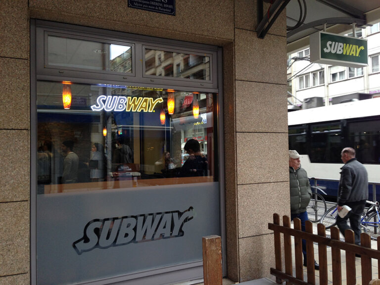Façade du restaurant Subway en ville.