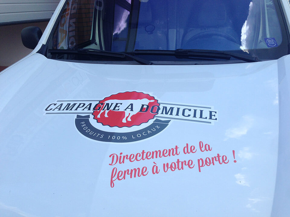 Voiture avec logo Campagne à Domicile.