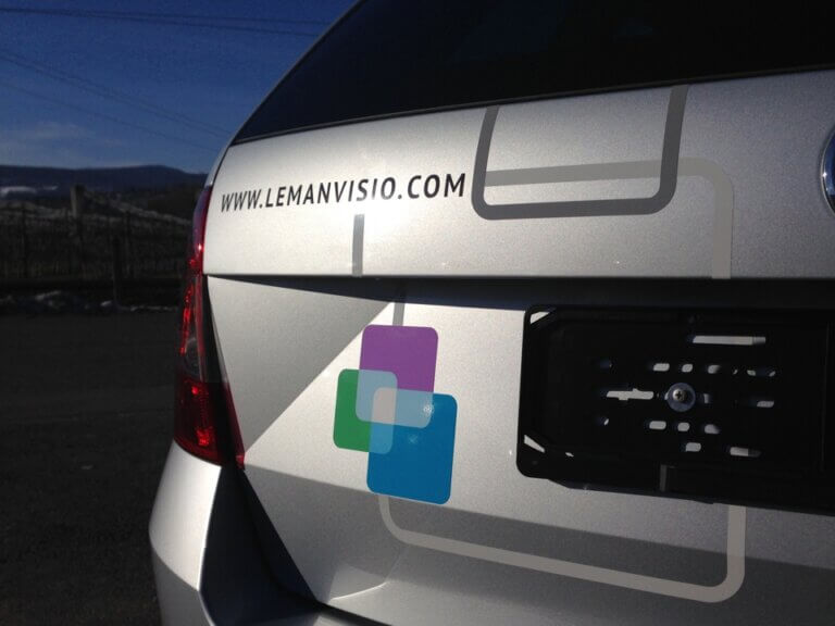 Arrière d'une voiture avec site web.