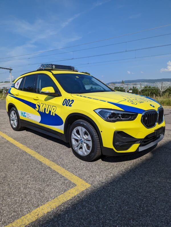 Véhicule d'urgence SMUR stationné sur une route.