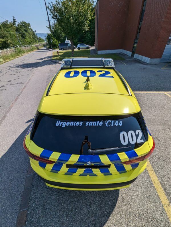 Vue arrière d'une voiture d'urgence jaune.