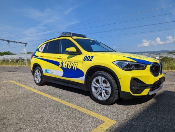 Véhicule d'urgence SMUR jaune stationné.