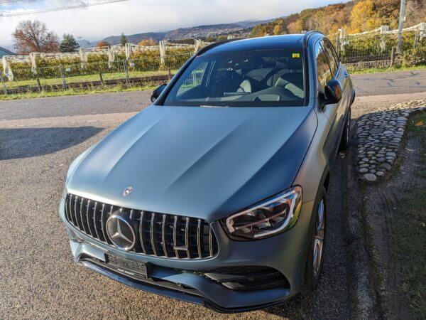 SUV gris stationné sur une route.
