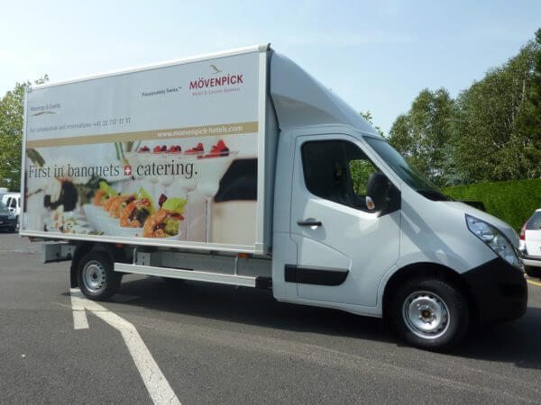 Camion de livraison avec publicité Mövenpick.