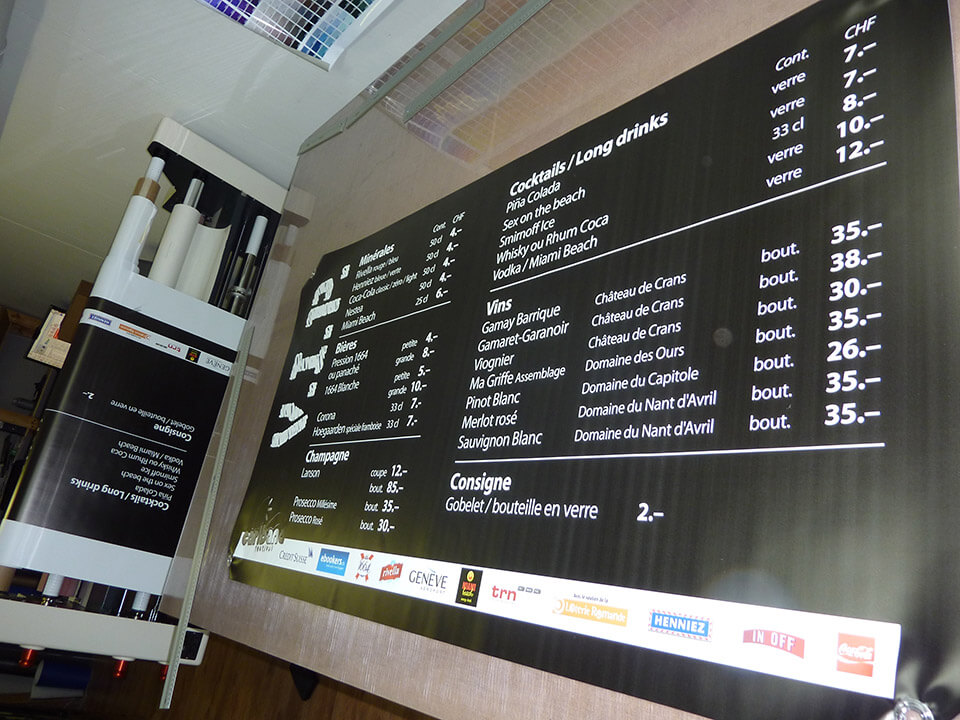 Menu de boissons avec cocktails et vins.