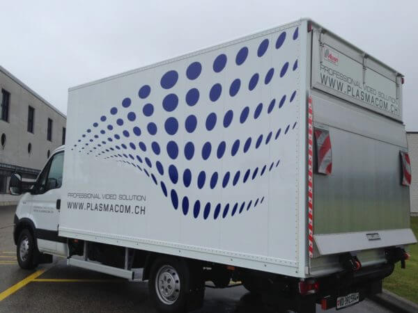 Camion avec logo et site internet Plasmacom.