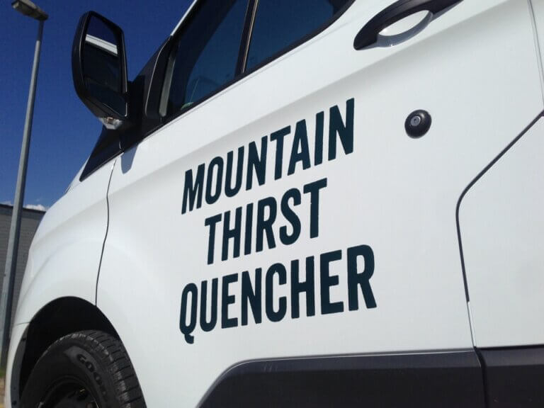 Camion avec texte Mountain Thirst Quencher.