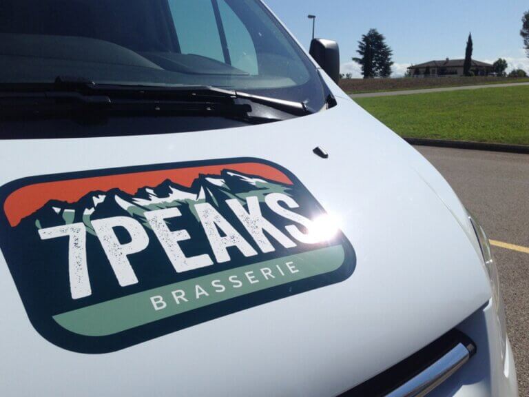 Logo de brasserie 7 Peaks sur une voiture.