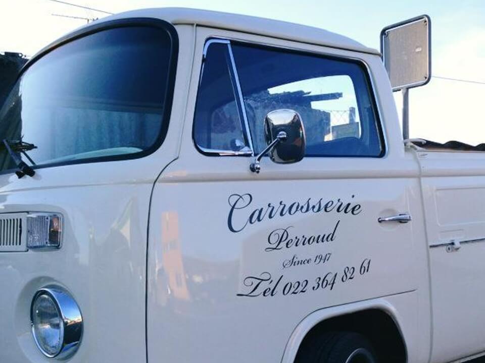 Camionnette vintage avec marquage Carrosserie Perroud.