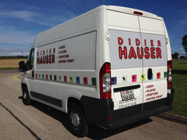 Camionnette de services Didier Hauser, rue ensoleillée.