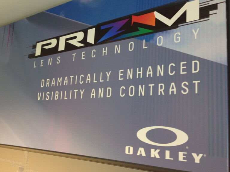 Affiche Oakley prizm amélioration visibilité contraste.