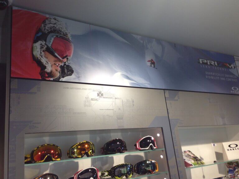 Exposition de masques de ski colorés Oakley.