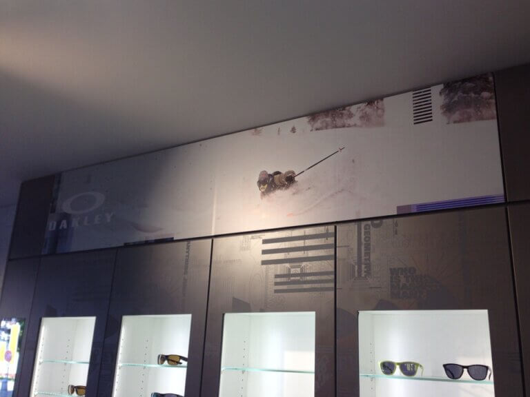 Étagères avec lunettes de soleil Oakley exposées.