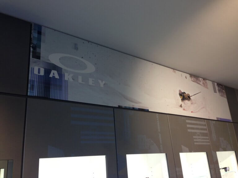 Publicité Oakley avec skieur sur neige