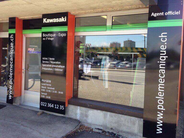 Façade d'un magasin Kawasaki avec horaires.