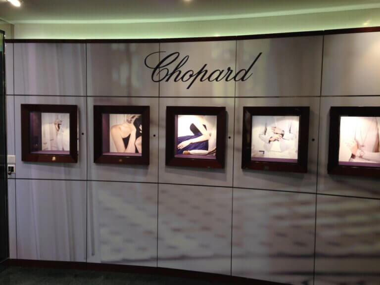 Vitrine Chopard avec photos de montres et bijoux.