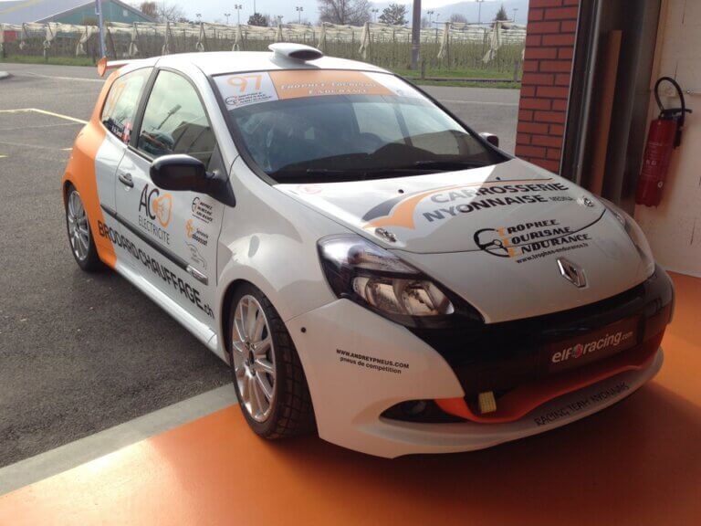 Voiture de course dans un garage.