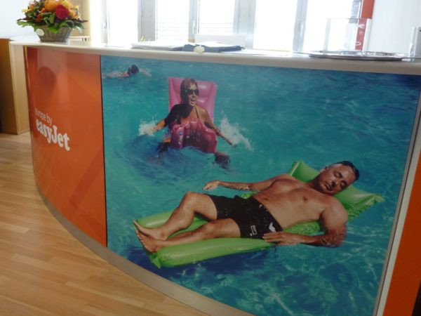 Deux personnes sur matelas gonflables dans une piscine.